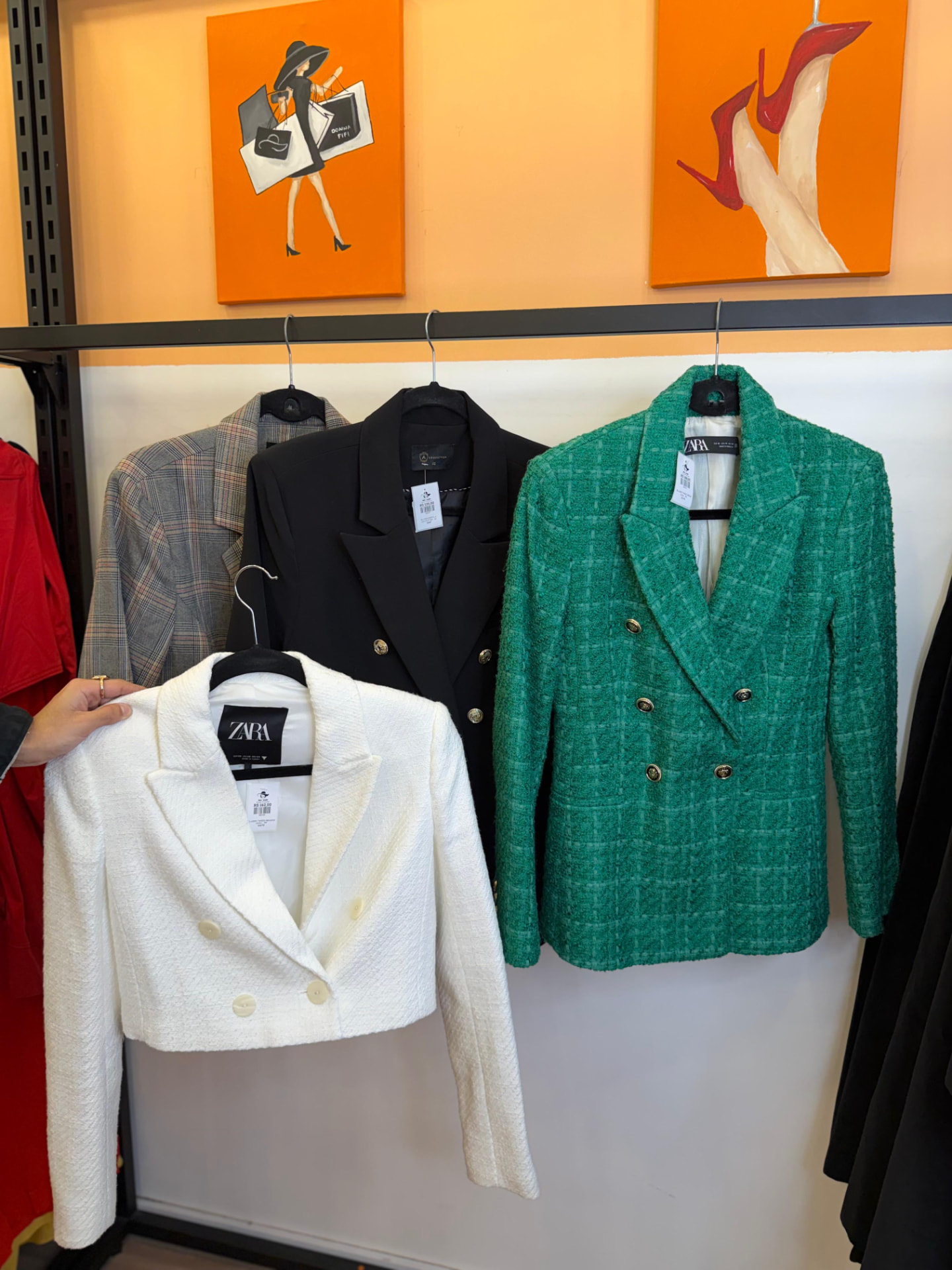 Blazers Zara pendurados na arara da loja